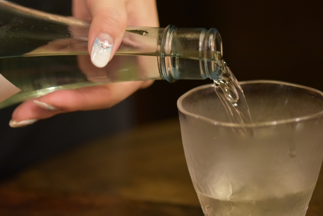 女性がお酒を注いでいる画像